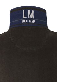 Černý límec polokošile s modrým vnitřním páskem s bílým nápisem "LM POLO TEAM" a tenkými proužky, vyrobený z měkké, texturované látky.