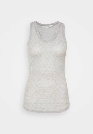 Světlé šedé tílko bez rukávů vyrobené z měkké, texturované látky s kulatým výstřihem a zesílenými okraji. Vzorem zdobený design zvyšuje vizuální atraktivitu.