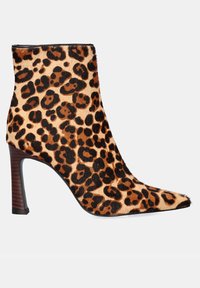 Bota de stiletto de altura hasta el tobillo con punta afilada y textura de piel de leopardo, con un tacón apilado marrón oscuro.