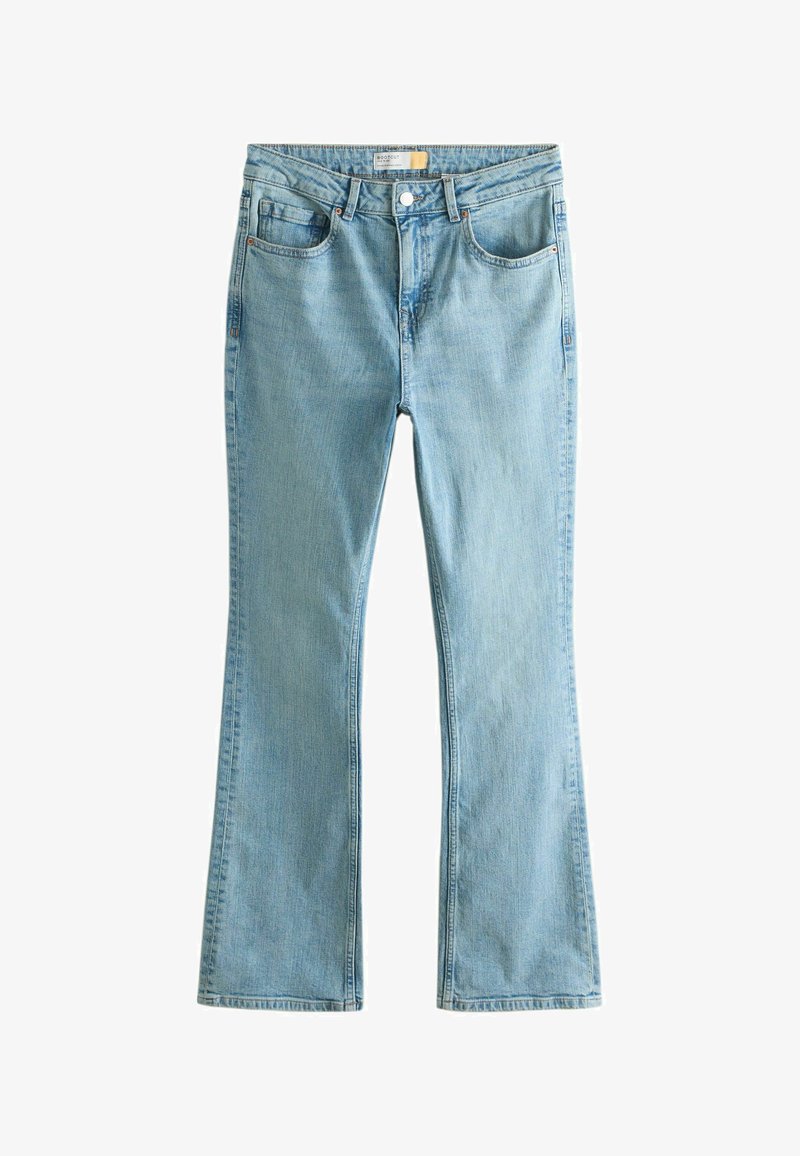 Lyseblå bootcut jeans i denim med frontknapper, lynlås, bæltestropper og fem lommer, vist på en hvid baggrund.