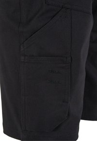 I pantaloni cargo neri presentano più tasche, una texture liscia e cuciture rinforzate, con un taglio a lunghezza ginocchio e una forma dritta.
