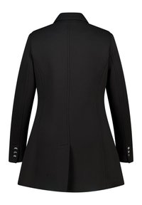 Zwarte op maat gemaakte jas met lange mouwen, drie knopen op elke manchet, een centrale rugventilatie en naaddetails voor een getailleerde silhouet.