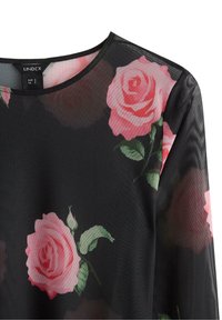 Sort net-top med store pink rosemønstre, rund halsudskæring og lange ærmer. Etiketten viser størrelsesinformation.