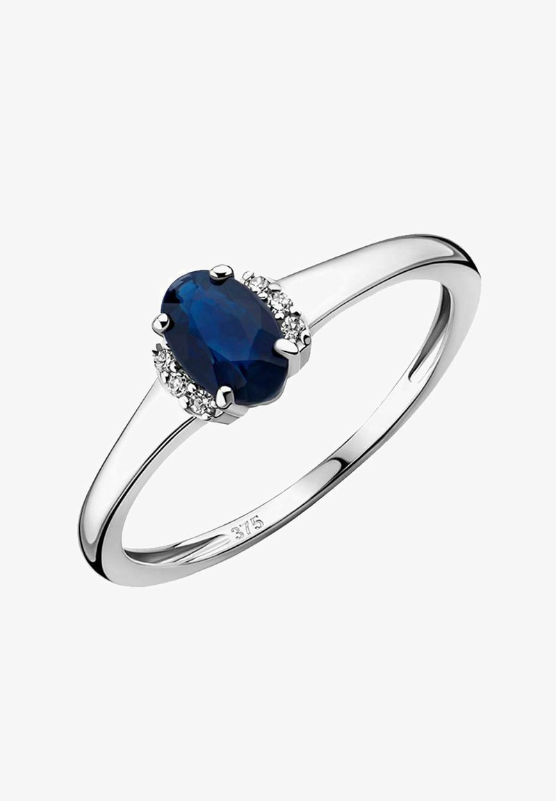 Sudraba gredzens ar ovālu zils safīrs centrā, ko ieskauj mazi caurspīdīgi akmeņi. Gluda josla ar pulētu virsmu.