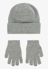 Gorro cinza de malha com textura canelada e dobra na parte superior, emparelhado com luvas caneladas e combinadas, apresentando um design de cinco dedos e construção sem costuras.