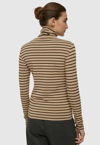 Maglione beige a maniche lunghe con collo alto, a righe orizzontali nere, fit aderente, tessuto morbido, colletto senza cuciture e polsini aderenti.