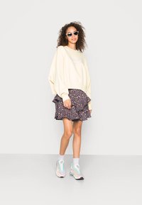 Nike Sportswear TREND CREW OVERSIZED - Camisola - lemon drop