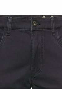 Pantalon gris foncé avec une fermeture à bouton, des passants pour ceinture et des poches avant visibles dans un tissu texturé.