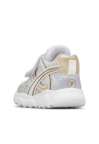 Silberne und goldene Kinder-Sneaker mit einer strukturierten Oberseite, verstellbarem Klettverschluss, weißer Sohle und Logo-Detail auf der Rückseite.