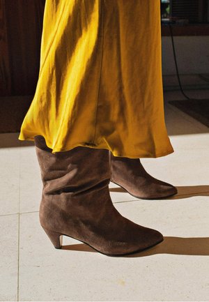 Anonymous Copenhagen VULLY STILETTO  - Classic ankle boots - dark taupe