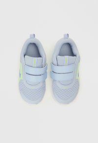 Ljusblå sneakers med meshtyg, två kardborreband och neongröna accenter. Rundad form med vadderat innandöme för komfort.