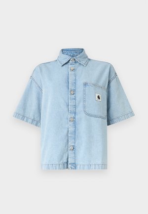 Cămașă scurtă din denim albastru deschis cu mâneci scurte, guler, nasturi metalici în față și un buzunar la piept cu o mică insignă logo alb-negru.