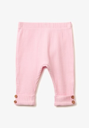 Měkké růžové žebrované dětské legíny s ohrnutými manžetami, zdobené dvěma malými hnědými knoflíky na každé noze.