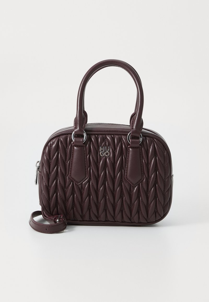 Borsa in pelle borgogna con motivo trapuntato, manici superiori doppi e tracolla rimovibile. Presenta hardware in tonalità argento e logo impresso.