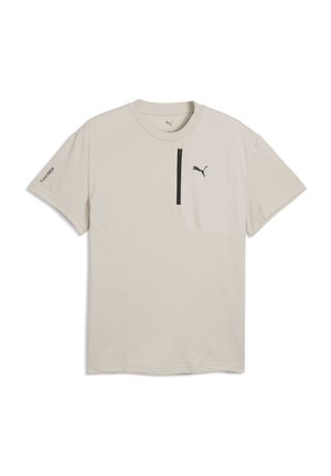 Licht beige Puma T-shirt met korte mouwen en ronde hals, zwarte ritssluiting zak op de borst, Puma-logo en PUMATECH-tekst op de linker mouw.