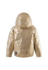 Giacca imbottita in oro metallico con cappuccio, caratterizzata da sezioni trapuntate orizzontali e una patch con logo sull'orlo. Texture liscia e lucida.