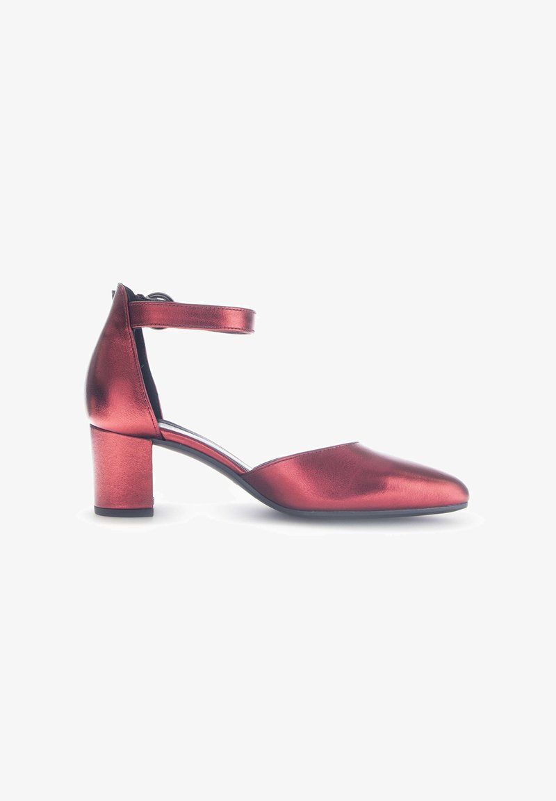 Rote metallische High Heel Schuhe mit runder Schuhspitze, Knöchelriemen und Blockabsatz. Glatte Textur mit reflektierendem Finish.