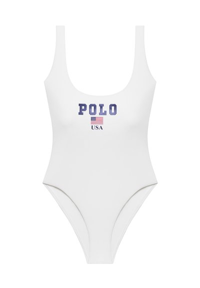 Maillot de bain une pièce blanc avec larges bretelles, comportant le texte "POLO USA" et un petit drapeau américain sur la poitrine.