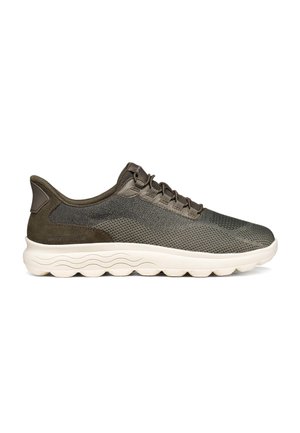 Vista laterale di una sneaker sportiva grigio scuro con tomaia in mesh, chiusura frontale con lacci e suola spessa bianca ondulata.