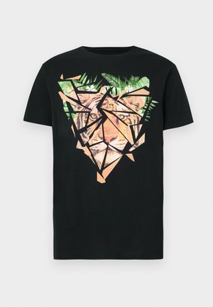 Schwarzes T-Shirt mit einem fragmentierten Tigerkopf-Motiv, umgeben von grünen Blättern und geometrischen Formen, gefertigt aus Baumwollmaterial.