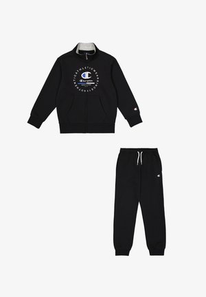 Completo sportivo nero composto da giacca con zip e stampa del logo, tasche anteriori e pantaloni coordinati con vita elastica e polsini.