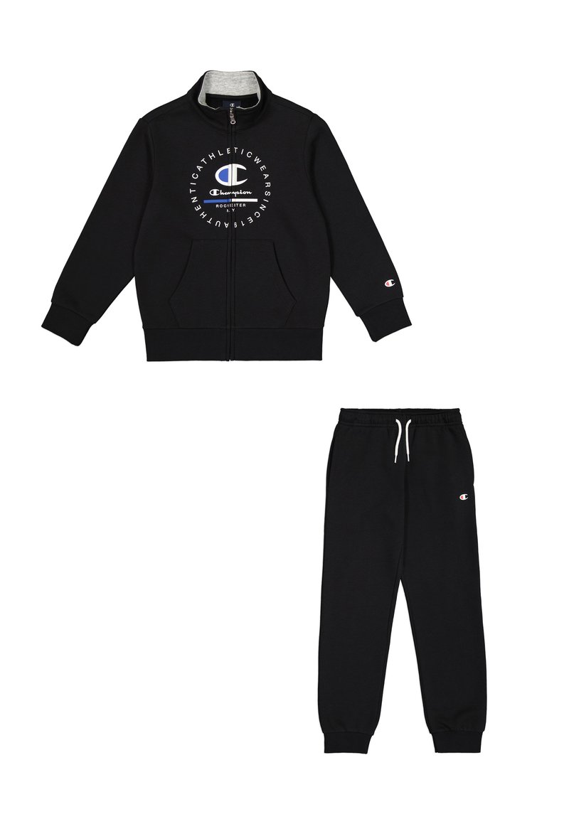 Chándal deportivo negro que incluye una chaqueta con cremallera y estampado de logo, bolsillos frontales y pantalones a juego con cintura elástica y puños.