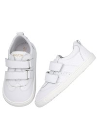 Zapatillas blancas con una combinación de cuero liso y tejido texturizado, con dos correas de velcro y una suela de goma.