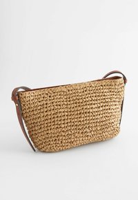 Bolso de paja tejido con forma rectangular, color tostado y correa de cuero marrón. Presenta una superficie texturizada y un diseño sencillo.