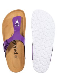 Lilla flip-flops med en tekstureret hvid sål og en brun indersål. Har en spænde-strop og en cirkulær metalaccent.