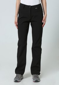 Pantalones negros de corte recto, planos en la parte delantera, confeccionados con una tela ligera, con bolsillos laterales y un bolsillo con cremallera para un almacenamiento seguro.
