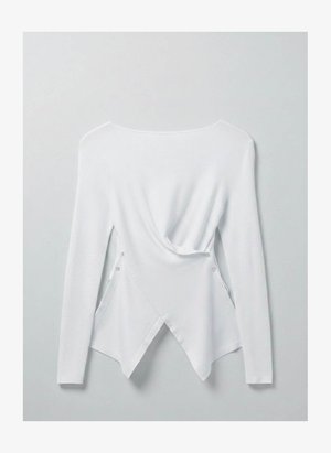 Balts, ar garām piedurknēm adīts tops ar drapētu, pārklājošu asimetrisku apakšmala un pogu detaļām sānos, attēlots pret vienkāršu fonu.