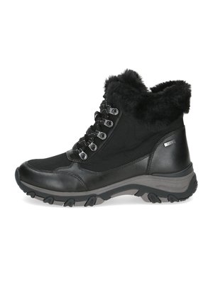 Botas de agua negras con cuello de piel sintética, fabricadas en tejido texturizado y cuero, ojales de metal y suela de goma resistente para mayor tracción.