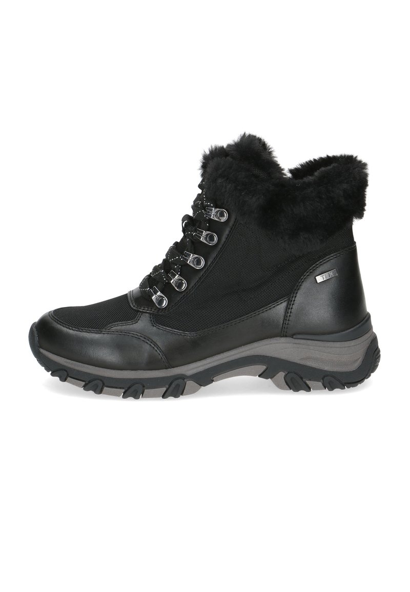 Černé voděodolné boty s umělou kožešinou na límci, texturovaný materiál a kožený svršek, kovové kroužky na tkaničky a odolná gumová podrážka pro lepší trakci.