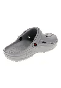 Graue Clogs aus leichtem Gummi, mit Belüftungsöffnungen, konturiertem Fußbett und einem Riemen hinten für einen sicheren Sitz.