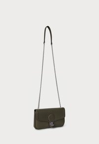 Olivově zelená kožená crossbody taška se stříbrným řetízkem, uzávěrem na klopu a stříbrným logem, s texturovaným povrchem.