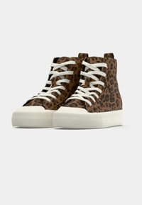 Αθλητικά ψηλά παπούτσια με λεοπάρ σχέδιο, από ύφασμα, με λευκές κορδόνες και καουτσούκ σόλα με υφή.