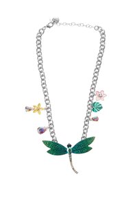 Collana in argento con pendente a forma di libellula verde glitter, arricchita da elementi floreali in rosa e giallo e da gocce colorate simili a gemme.