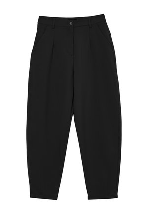 Schwarze, schmal zulaufende Hose mit glatter Textur, die über vordere Falten, Seitentaschen und einen Knopfverschluss an der Taille verfügt.