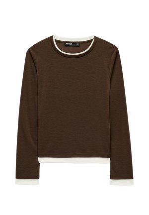 Camicia marrone a maniche lunghe con bordo bianco al collo, ai polsini e all'orlo, mostrata su uno sfondo bianco semplice.