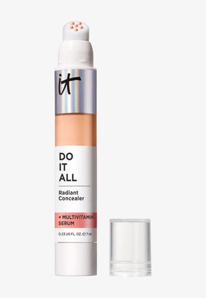 Concealer-Stick mit Schwammapplikator, beschriftet mit "Do It All Radiant Concealer + Multivitamin Serum", klarer Plastikdeckel entfernt.