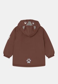 Braune wasserdichte Jacke mit Kapuze. Merkmale ein Design mit Tiergesicht, silberne Pfotenabdruck-Details und elastische Bündchen. Glatte Textur und lässige Passform.