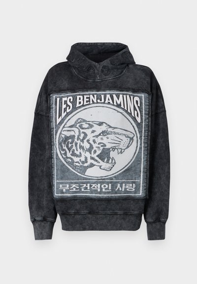 Hoodie en mélange de coton noir avec un grand graphique de tigre et le texte "LES BENJAMINS." Présente un col haut et des accents texturés.