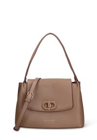 Bruine handtas van getextureerd leer met een handvat aan de bovenkant en een verstelbare riem. Voorzien van een sluiting en logo van goudkleurig metaal aan de voorkant.