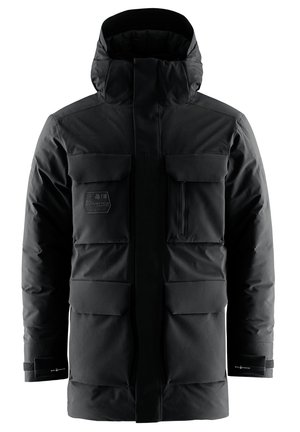 Zwarte geïsoleerde parka met hoge kraag, meerdere voorzakken, een ritsborstzak en klittenbandmanchetten. Glad matte afwerking, modern ontwerp.