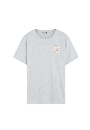 Camiseta gris claro de manga corta con cuello redondo y pequeño parche rectangular en el pecho izquierdo con texto informal y gráfico de bicicleta.