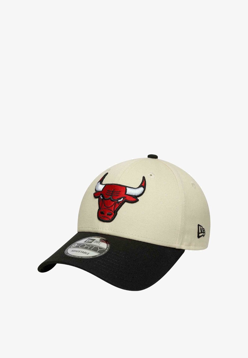 Gorra de béisbol beige y negra con el logo de Red Bull en la parte frontal y el logo de New Era en el lateral, con una correa ajustable.