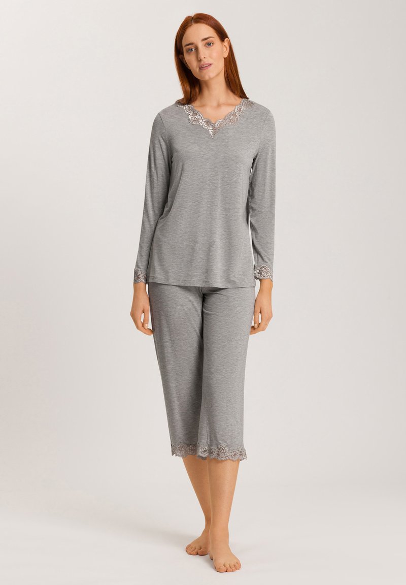 Grau gestreiftes Pyjama-Set mit langärmligem Oberteil und Spitzenbesatz am Ausschnitt sowie Dreiviertelhosen mit Spitzenakzenten am Saum. Weicher Stoff.