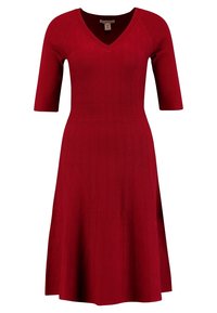 Abito rosso a maglia con scollatura a V, maniche corte, texture a coste e gonna a campana. Presenta un corpino aderente e un fondo svasato.