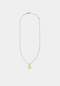 Goldene Halskette mit einer dünnen Kette und einem rechteckigen Anhänger, der drei kleine Sternformen zeigt. Glatte Oberfläche, minimalistisches Design.