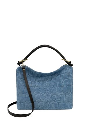 Sac à main bleu à texture crocodile, avec poignées noires, quincaillerie dorée et bandoulière noire amovible sur fond blanc.